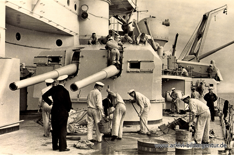 Ak Matrosen machen Reinschiff auf einem Schlachtschiff