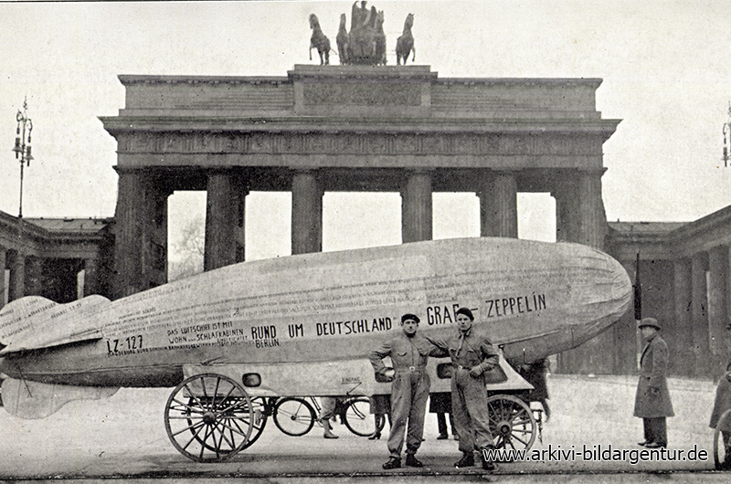 Ak Berlin, Zeppelin am Brandenburger Tor, Menschen