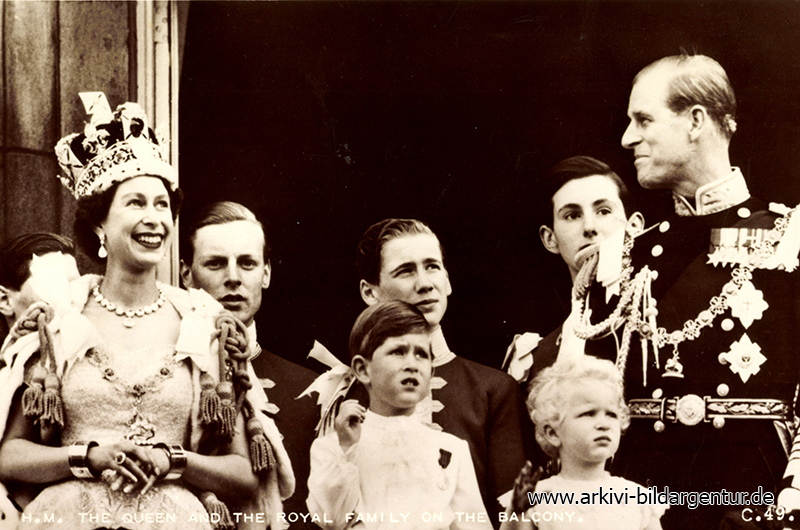 Ak The Queen and the Royal Family on the Balcony