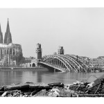Karl Hugo Schmölz: Dom mit zerstörter Hohenzollernbrücke, 1946 (Rheinisches Bildarchiv Köln, RBA 711 684)
