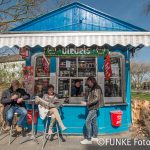 Kunden entspannen sich am 2. April 2016 vor dem als Das blaue Büdchen bekannten Kiosk in Duisburg an der Amtsgerichtsstraße.

Foto: Sebastian Konopka / FUNKE Foto Services