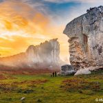 Italien, Sizilien, Provinz Messina, Argimusco, Die Megalithruinen von Argimusco im Nebel nahe dem Ätna und Montalbano Elicona, Sonne strahlt über die Felsen, Sonnenuntergang taucht Teil des Himmels in orangegelbes Licht, der Megalith Orante