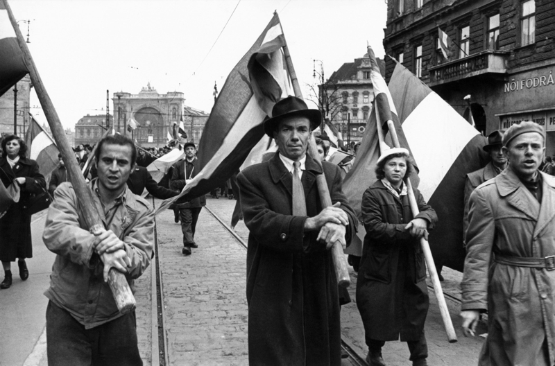 Volksaufstand in Ungarn 24. Oktober bis 11. November 1956. Einmarsch sowj. Truppen in Budapest, Straßenkämpfe zwischen den Aufständischen und der Sowjetarmee. Nach dem vermeintlich endgültigen Abzug der sowjet. Truppen aus Budapest am 29.10. ziehen Demonstranten durch die Straßen der Stadt (Rückkehr der Truppen am 4.11.).– / Foto, 30.10.1956