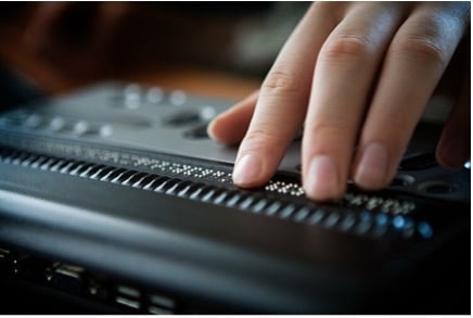 Laptop in Braille-Schrift, der sehbehinderten Menschen den Zugang zu Computern ermöglicht. © Amelie Benoist/BSIP/F1online