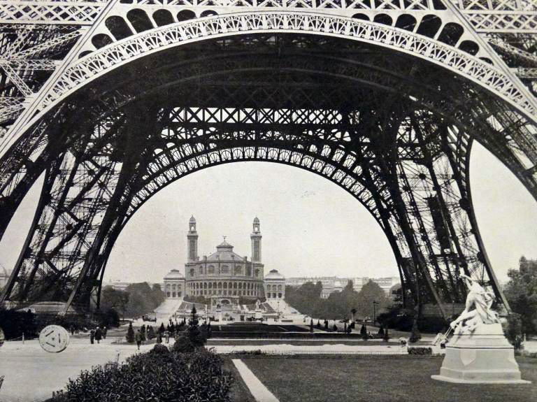 Photographic print of a view of the Eiffel Tower, a wrought iron lattice tower on the Champ de Mars in Paris. Dated 20th Century WHA PUBLICATIONxINxGERxSUIxAUTxONLY !ACHTUNG AUFNAHMEDATUM GESCHÄTZT! Copyright: WHA UnitedArchivesWHA_081_0311 Photographic Print of a View of The Eiffel Tower a wrought Iron lattice Tower ON The Champ de Mars in Paris dated 20th Century Wha PUBLICATIONxINxGERxSUIxAUTxONLY Regard date estimated Copyright Wha UnitedArchivesWHA_081_0311